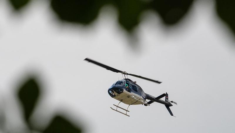Die Besatzung eines Polizeihubschraubers entdeckte den flüchtigen Unfallfahrer in einem Waldstück neben der Autobahn (Archiv). Die Besatzung eines Polizeihubschraubers entdeckte den flüchtigen Unfallfahrer in einem Waldstück neben der Autobahn (Archiv).