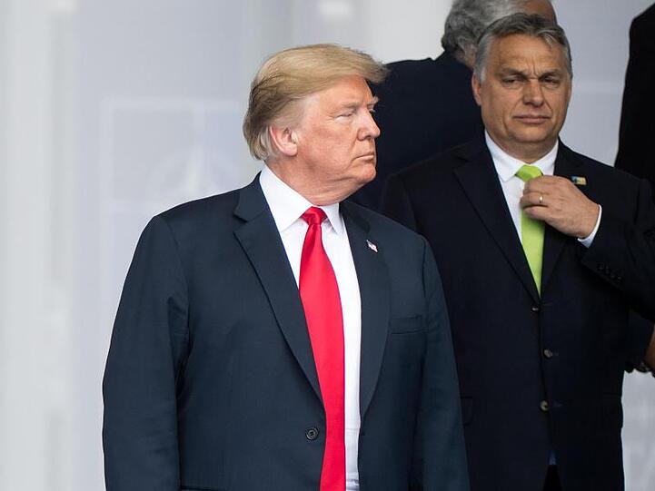 Donald Trump und Viktor Orban stellen sich zu einem Fototermin beim Nato-Gipfel auf.