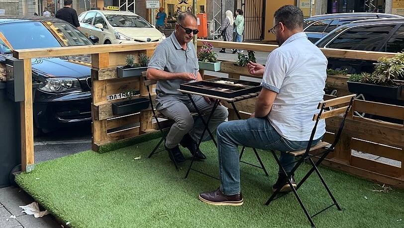 Hier haben sich zwei Anwohner zum Backgammon-Spielen in eins der Parklets gesetzt - unter das kleine Wanderbäumchen. Hier haben sich zwei Anwohner zum Backgammon-Spielen in eins der Parklets gesetzt - unter das kleine Wanderbäumchen.