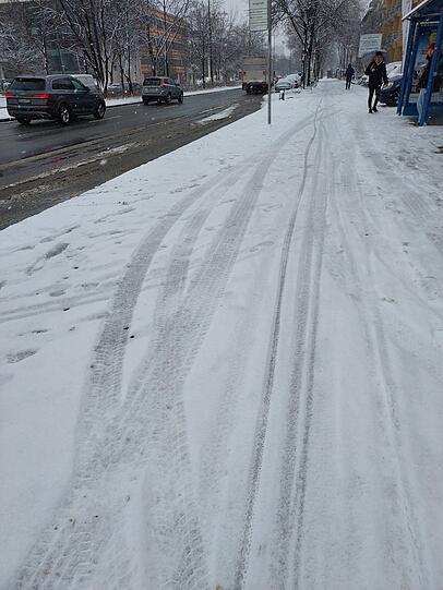 Auf der Leopoldstraße war der Radlweg nicht geräumt.
