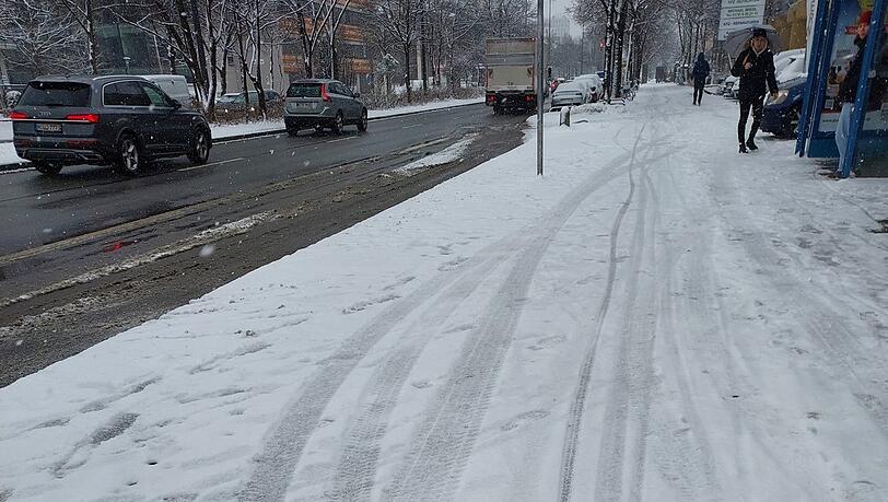Auf der Leopoldstraße war der Radlweg nicht geräumt.