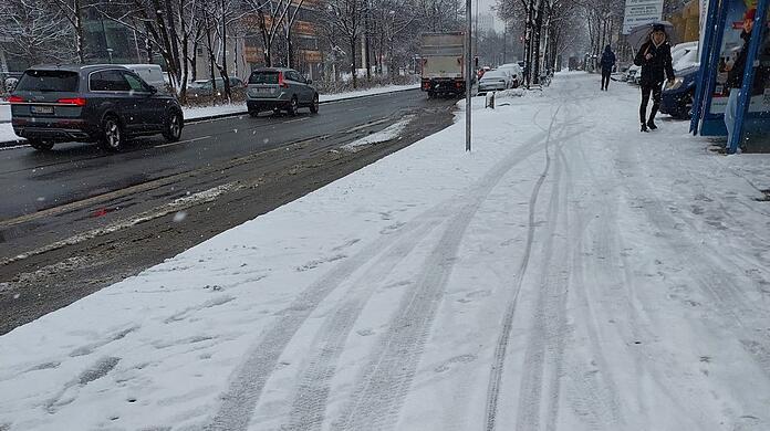 Auf der Leopoldstraße war der Radlweg nicht geräumt.