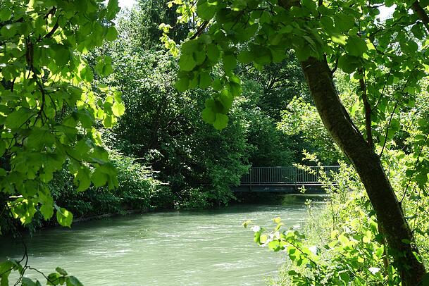 Der Auer Mühlbach ist ein Nebenfluss der Isar. Tief ist er nicht, doch im Sommer lässt es sich dort wunderbar ruhig baden.