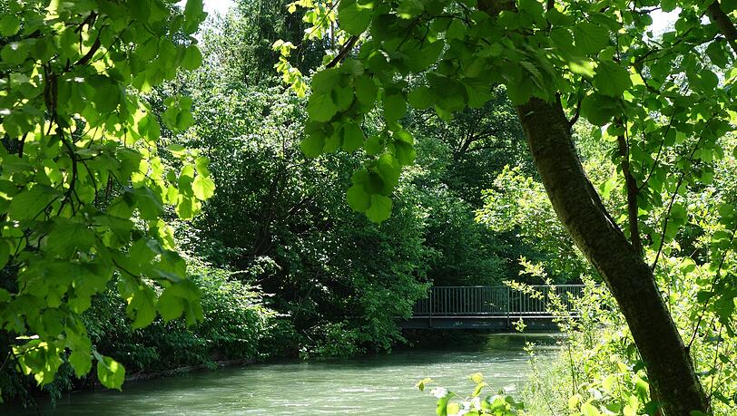 Der Auer Mühlbach ist ein Nebenfluss der Isar. Tief ist er nicht, doch im Sommer lässt es sich dort wunderbar ruhig baden. Der Auer Mühlbach ist ein Nebenfluss der Isar. Tief ist er nicht, doch im Sommer lässt es sich dort wunderbar ruhig baden.