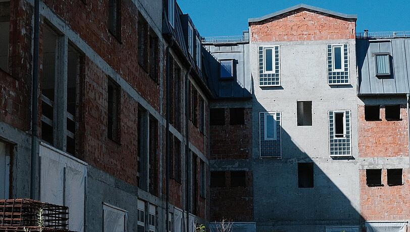 In der Nähe des Bahnhofs Johanneskirchen steht seit Jahren diese Ruine. In den Erdgeschossen waren früher Restaurants und Geschäfte, oben drüber Wohnungen.
