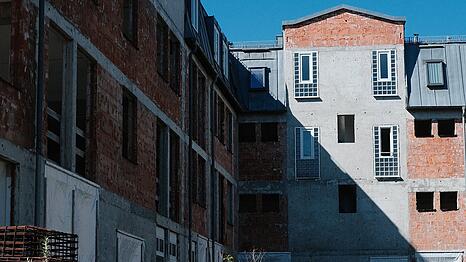 In der Nähe des Bahnhofs Johanneskirchen steht seit Jahren diese Ruine. In den Erdgeschossen waren früher Restaurants und Geschäfte, oben drüber Wohnungen.
