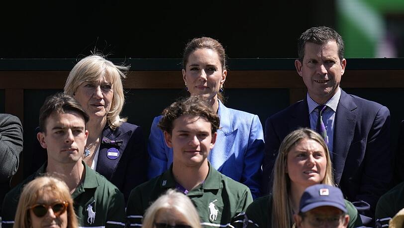 Prinzessin Kate neben Debbie Jevans (l.) und Tim Henman am vierten Wimbledon-Tag. Prinzessin Kate neben Debbie Jevans (l.) und Tim Henman am vierten Wimbledon-Tag.