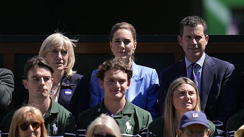 Prinzessin Kate neben Debbie Jevans (l.) und Tim Henman am vierten Wimbledon-Tag.