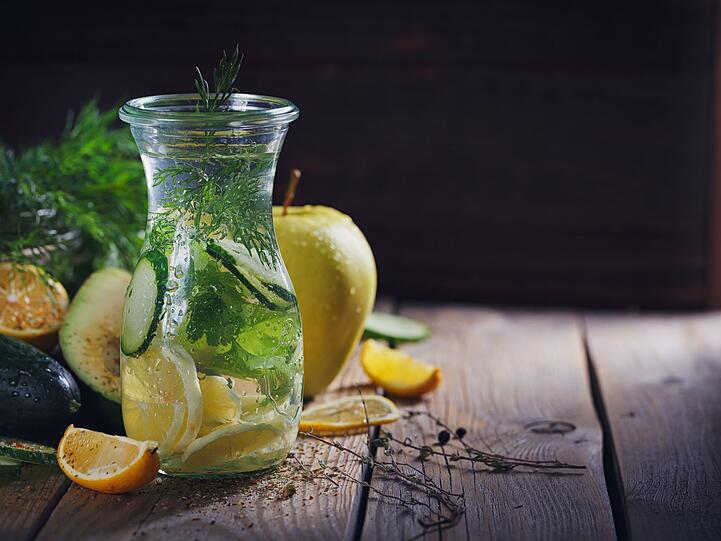 Gurke, Apfel und Minze benötigt man für dieses erfrischende Getränk. Dafür schneidet man einen Apfel in dünne Scheiben, hobelt einige lange Streifen einer Salatgurke ab und gibt beides in einen Krug mit Mineralwasser. Auch klein gerupfte, frische Minze passt perfekt dazu. Alles noch einmal durchrühren, ziehen lassen und dann - Erfischung genießen. Gurke, Apfel und Minze benötigt man für dieses erfrischende Getränk. Dafür schneidet man einen Apfel in dünne Scheiben, hobelt einige lange Streifen einer Salatgurke ab und gibt beides in einen Krug mit Mineralwasser. Auch klein gerupfte, frische Minze passt perfekt dazu. Alles noch einmal durchrühren, ziehen lassen und dann - Erfischung genießen.