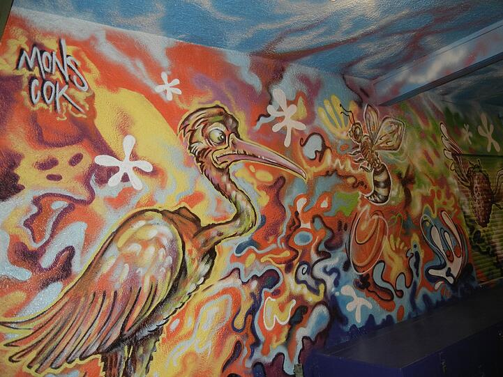 Der Graffiti-Künstler Veit Kowald hat einen vormals öden Durchgang zu den Innen-Standln am Viktualienmarkt grell in Szene gesetzt.