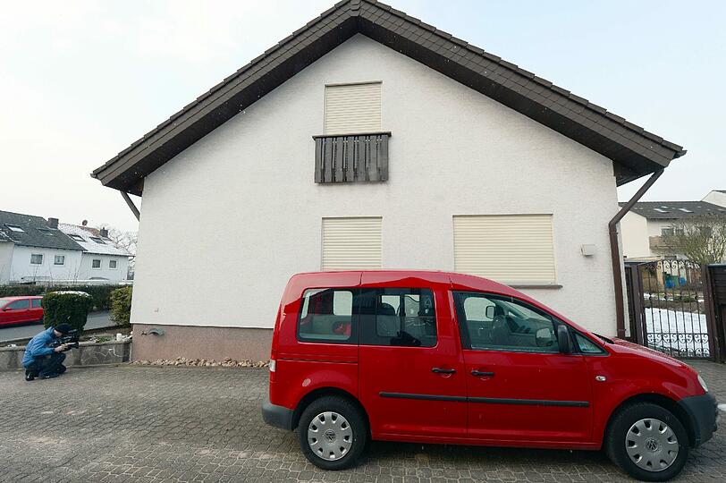 Tragödie in einer Wohnung in Aschaffenburg: Zwei tote Mädchen wurden in einem Wohnhaus gefunden. Die Polizei geht von einem Tötungsdelikt aus. Freunde und Angehörige stellen Kerzen am Fundort auf.