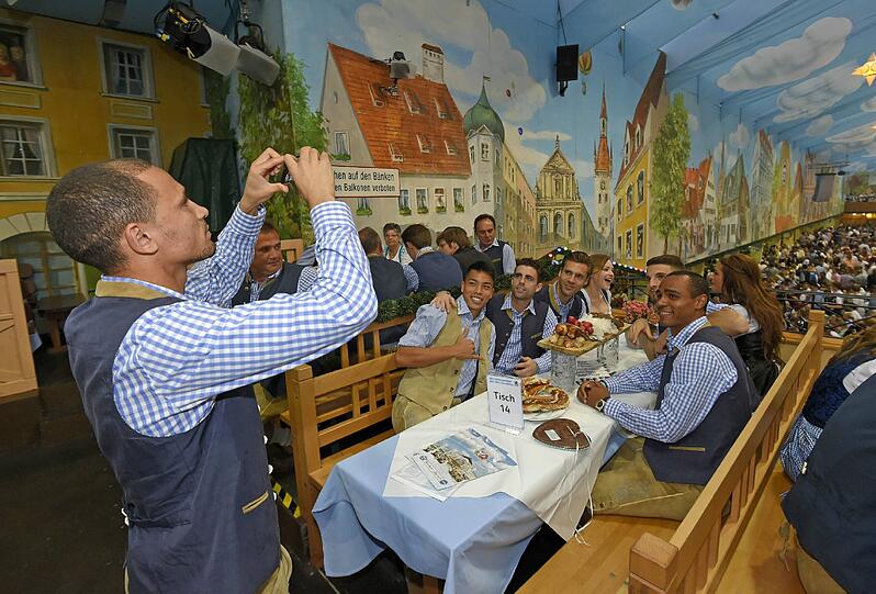 Traditioneller Ausflug der Löwen aufs Oktoberfest. Der TSV 1860 München feierte im Hacker-Zelt. Die Bilder.
