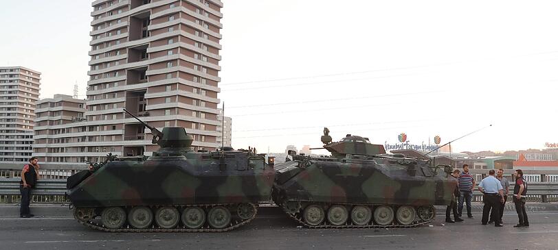 In der Türkei ist in der Nacht auf Samstag offenbar ein Militärputsch gescheitert. Die Bilder einer dramatischen Nacht.