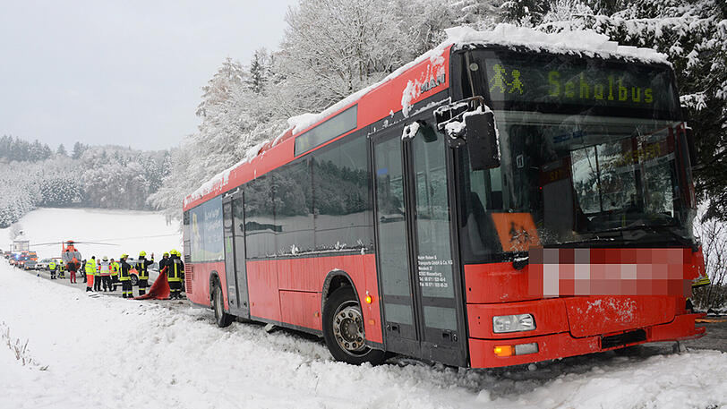 Die Autofahrerin wurde schwer verletzt, die Schulkinder kamen hingegen mit dem Schrecken davon. Die Bilder vom Unfallort.