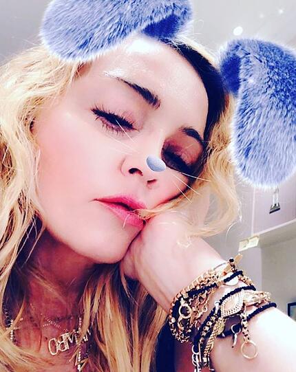 Müdes Häschen: Madonna mit K.o.-Blick nach den Festtagen