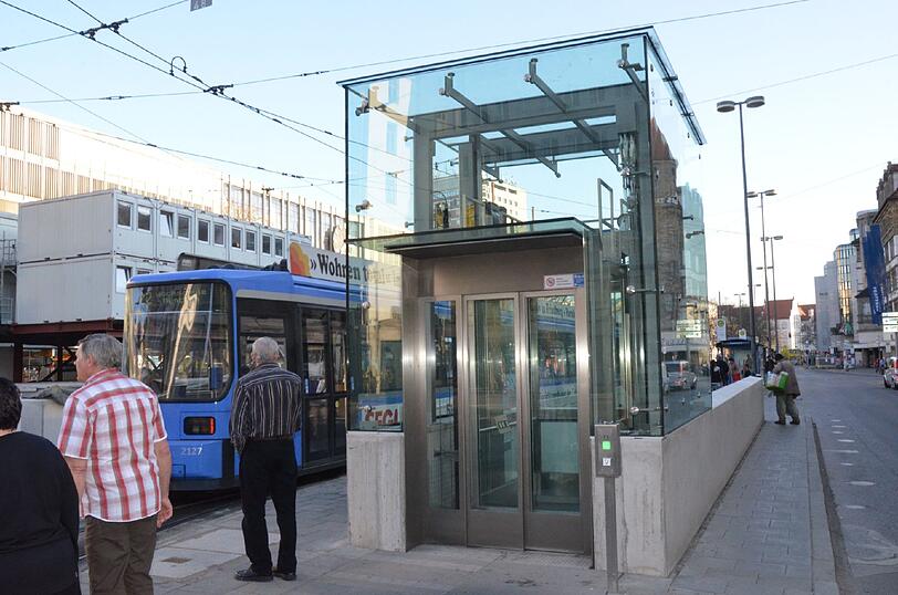 Wie hier durch den Lift am Hauptbahnhof soll auch der Riemer S-Bahnhof barrierefrei ausgebaut werden.