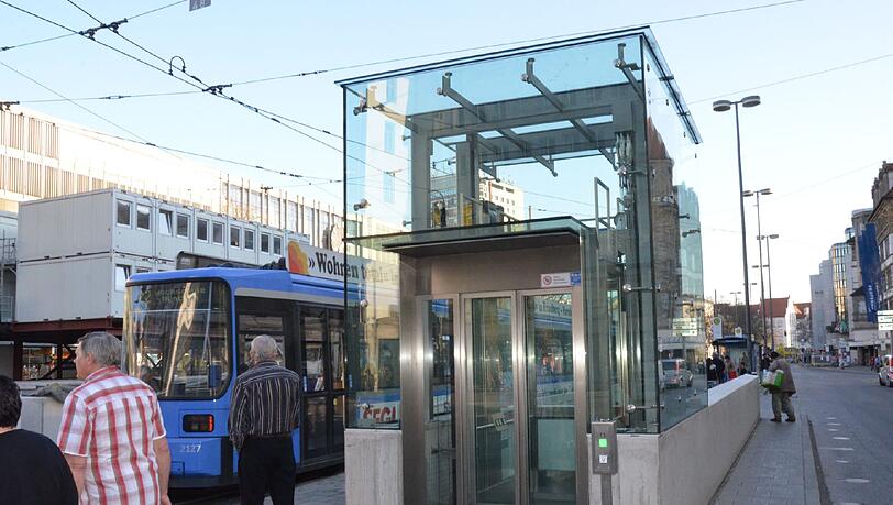 Wie hier durch den Lift am Hauptbahnhof soll auch der Riemer S-Bahnhof barrierefrei ausgebaut werden. Wie hier durch den Lift am Hauptbahnhof soll auch der Riemer S-Bahnhof barrierefrei ausgebaut werden.