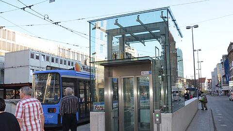 Wie hier durch den Lift am Hauptbahnhof soll auch der Riemer S-Bahnhof barrierefrei ausgebaut werden.