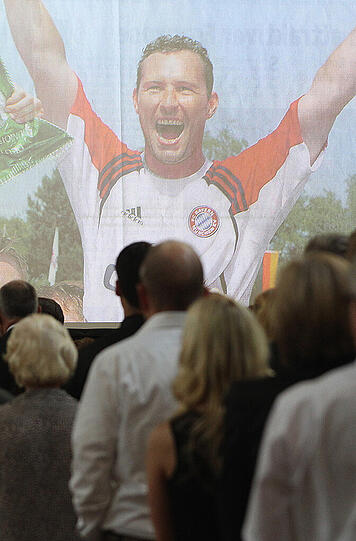 Ein Bild von einem jubelnden Stephan Beckenbauer während der Trauerfeier