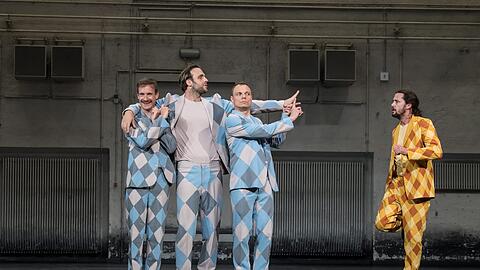 Bei den &bdquo;drei Musketiere&ldquo; ist Nicola Mastroberardino (ganz rechts) D&rsquo;Artagnan &ndash; und sein Pferd, das wegen seiner gelben Farbe zum Außenseiter in der ansonsten blauen Truppe wird (von li.: Max Rothbart, Michael Wächter, Vincent Glander).