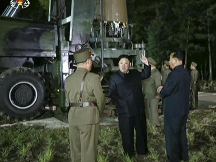 Der vom nordkoreanischen Rundfunk- und Fernsehkomitee zur Verfügung gestellte Videocrop zeigt Machthaber Kim Jong Un auf einem Raketen-Testgelände.