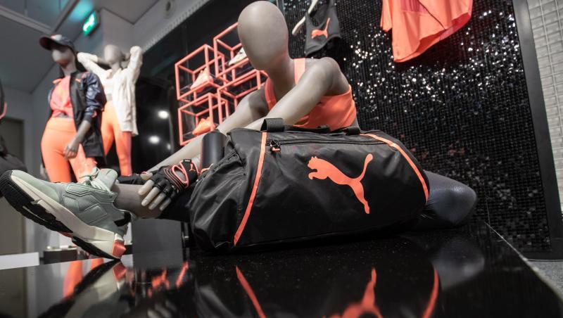 Das Logo des Sportartikelherstellers Puma SE ist auf einer Sporttasche aufgebracht.