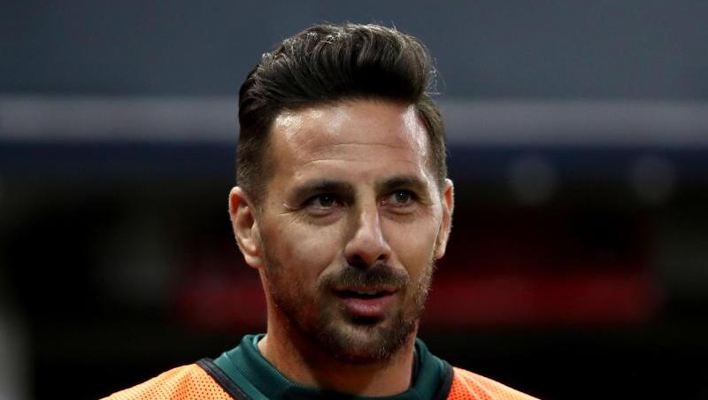 Claudio Pizarro steht am Spielfeldrand.