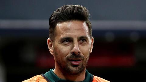 Claudio Pizarro steht am Spielfeldrand.