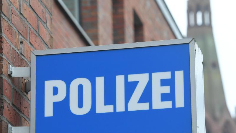 Ein Schild mit dem Schriftzug "Polizei" hängt an einer Polizeiwache.