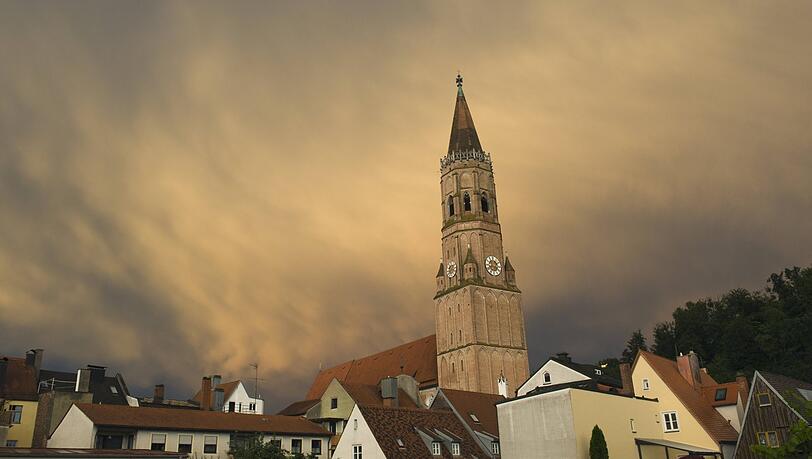 Gewitterstimmung über der Jodokskirche in Landshut.