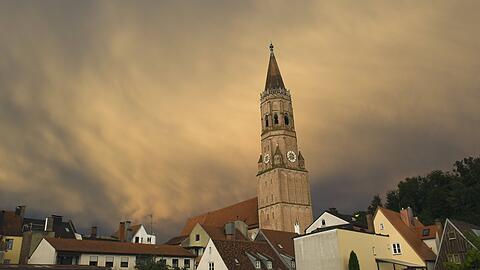 Gewitterstimmung über der Jodokskirche in Landshut.