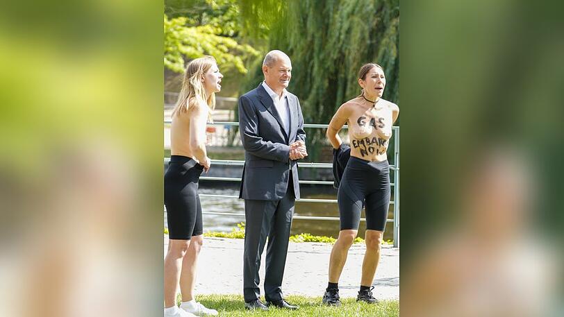Bundeskanzler Olaf Scholz mit den Oben-ohne-Aktivistinnen.