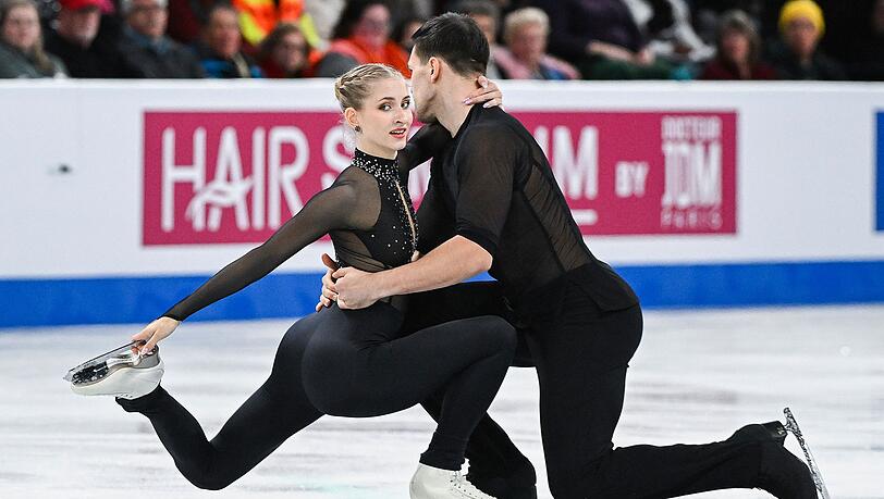 Die Eiskunstläufer Minerva Fabienne Hase und Nikita Wolodin haben bei der WM in Montreal die Bronzemedaille gewonnen.