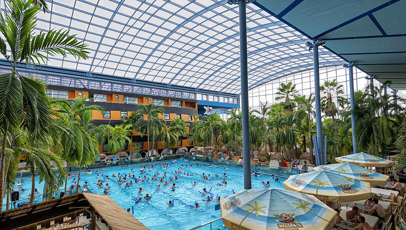 Badebetrieb im Wellenbad der Therme Erding, die erst kürzlich 25 Jahre alt geworden ist. Der Thermenalltag soll unter den neuen Besitzern genauso weiterlaufen wie bisher.