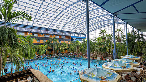 Badebetrieb im Wellenbad der Therme Erding, die erst kürzlich 25 Jahre alt geworden ist. Der Thermenalltag soll unter den neuen Besitzern genauso weiterlaufen wie bisher.
