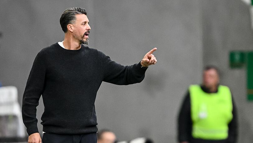 Augsburg-Trainer Sandro Wagner hat schon jetzt eine ereignisreiche erste Saisonphase hinter sich. (Archivbild)