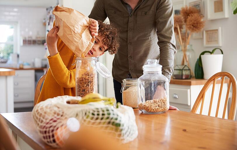 Mit dem Jutebeutel zum Bauernmarkt, nur Holzspielzeug im Kinderzimmer und auf keinen Fall in den Urlaub fliegen: Öko-Eltern wollen die Welt retten - auch mit ihrer Erziehung. Nachhaltigkeit steht über allem, selbst wenn die Kinder mal keine Lust auf Hafermilch, Camping und Kleidung mit Öko-Zertifikat haben. Bei so viel Idealismus bleibt die Alltagstauglichkeit oft auf der Strecke. Mit dem Jutebeutel zum Bauernmarkt, nur Holzspielzeug im Kinderzimmer und auf keinen Fall in den Urlaub fliegen: Öko-Eltern wollen die Welt retten - auch mit ihrer Erziehung. Nachhaltigkeit steht über allem, selbst wenn die Kinder mal keine Lust auf Hafermilch, Camping und Kleidung mit Öko-Zertifikat haben. Bei so viel Idealismus bleibt die Alltagstauglichkeit oft auf der Strecke.
