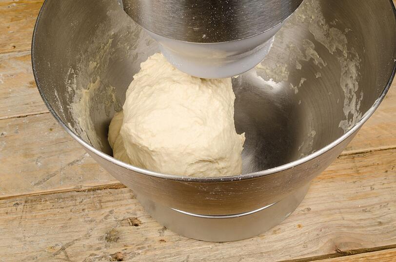 Wer keine Hefe verträgt oder einfach mal ein neues Rezept ausprobieren möchte, sollte folgendes Brötchen-Rezept mit Joghurt testen. Für etwa acht Brötchen werden 300 Gramm Mehl und ein Päckchen Backpulver gemischt. Dazu kommt etwas Zucker und Salz, 50 Gramm Butter, 150 Gramm Joghurt, ein Ei sowie etwas Zitronensaft. Dann das Gemisch einige Minuten mit dem Knethaken vermengen. Wer keine Hefe verträgt oder einfach mal ein neues Rezept ausprobieren möchte, sollte folgendes Brötchen-Rezept mit Joghurt testen. Für etwa acht Brötchen werden 300 Gramm Mehl und ein Päckchen Backpulver gemischt. Dazu kommt etwas Zucker und Salz, 50 Gramm Butter, 150 Gramm Joghurt, ein Ei sowie etwas Zitronensaft. Dann das Gemisch einige Minuten mit dem Knethaken vermengen.