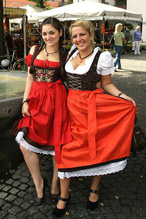 Ob rote Bluse oder Schürze - im Dirndl ist das auf jedenfall ein Hingucker.