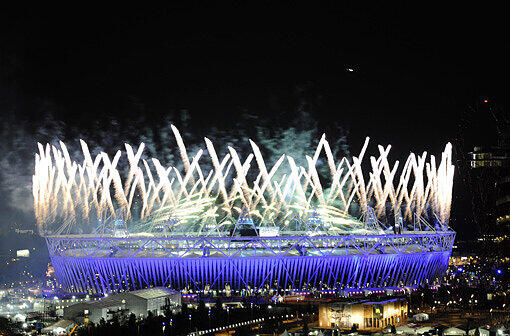 Die Feuerwerke funkelten, die Show faszinierte und ganz London war in Aufruhr: Am Freitagabend wurden die Olympischen Spiele 2012 mit viel Bombast eröffnet.