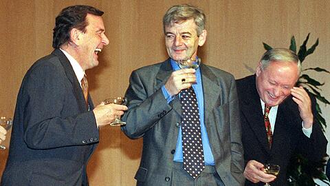 Lachend alles unter Dach und Fach gebracht? Gerhard Schröder (li.), Joschka Fischer und Oskar Lafontaine (re.) nach der Unterzeichnung des Koalitionsvertrages am 20.10.1998.