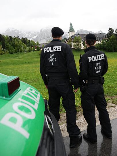 Polizeipräsenz vor dem Schloss Elmau zum G7-Gipfel