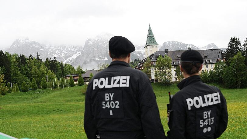 Polizeipräsenz vor dem Schloss Elmau zum G7-Gipfel Polizeipräsenz vor dem Schloss Elmau zum G7-Gipfel