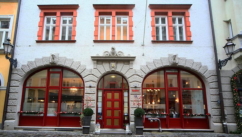 DIE NEUERWERBUNG: Alfons Schuhbeck übernimmt jetzt auch das
edle Restaurant Boettners – direkt neben seinem Orlando. DIE NEUERWERBUNG: Alfons Schuhbeck übernimmt jetzt auch das
edle Restaurant Boettners – direkt neben seinem Orlando.