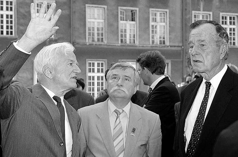 In Danzig 1997: Walesa zwischen Bundespräsident Richard von Weiz- säcker (&dagger; 2015, l.) und Ex-US-Präsident George Bush.