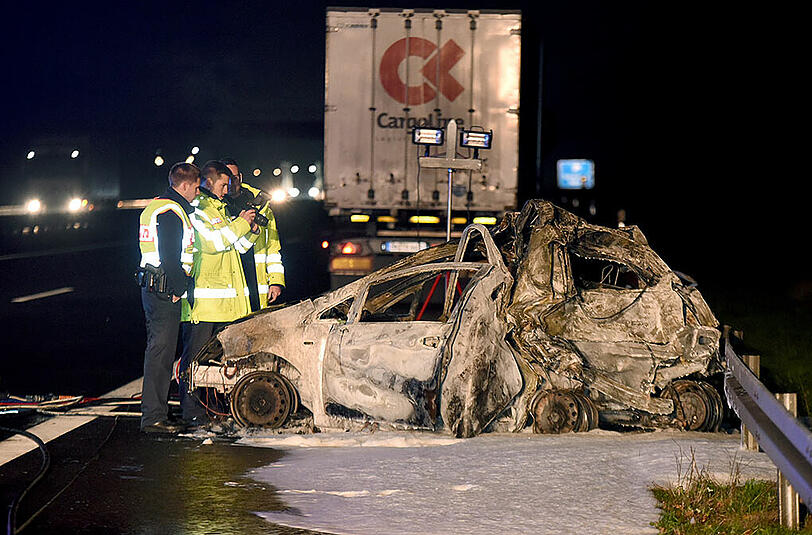Das Fahrzeug brannte nach dem Crash völlig aus.