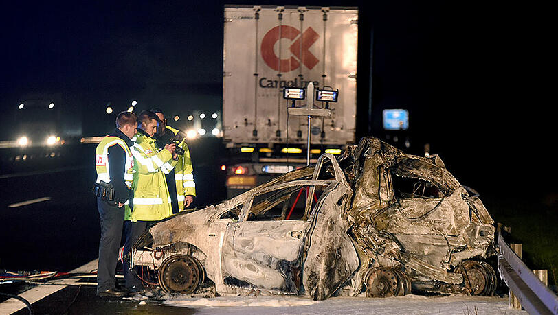 Das Fahrzeug brannte nach dem Crash völlig aus.