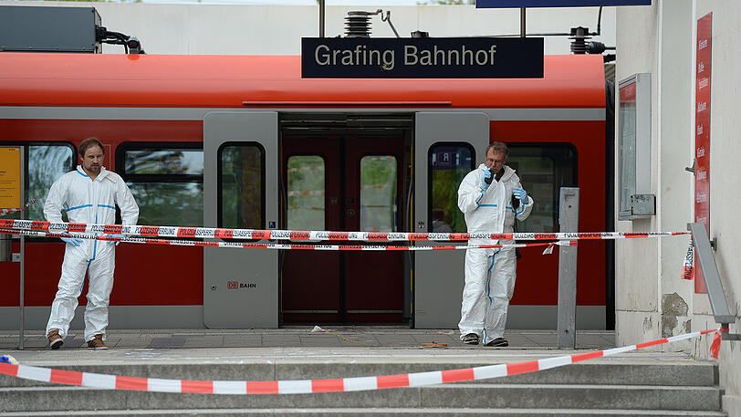 15. Mai 2016: Polizisten am Bahnhof in Grafing