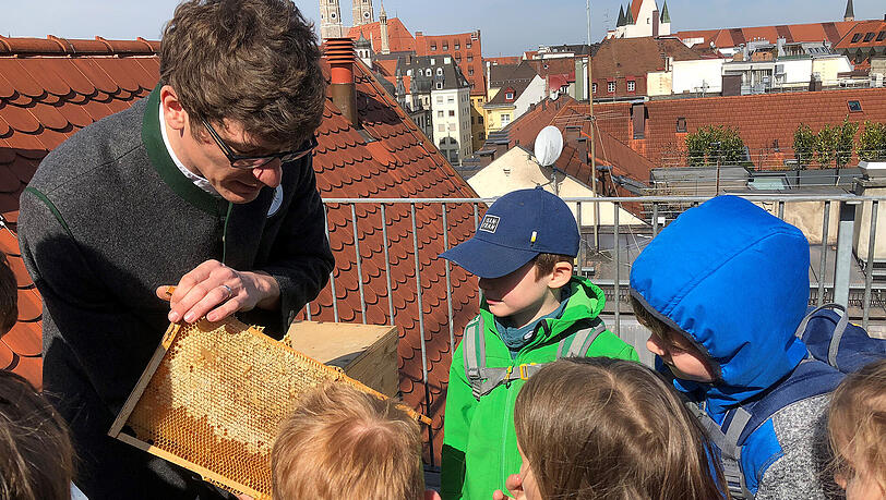Polizei-Imker Jürgen Brandl erklärt Kindern, wie Honig entsteht. Polizei-Imker Jürgen Brandl erklärt Kindern, wie Honig entsteht.