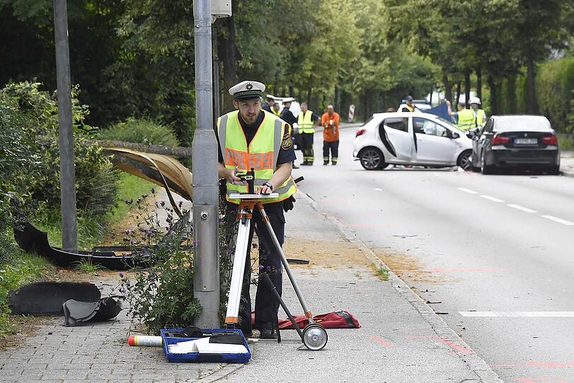 Die Bilder vom Unfall mit einem Toten in Eching (Landkreis Freising).